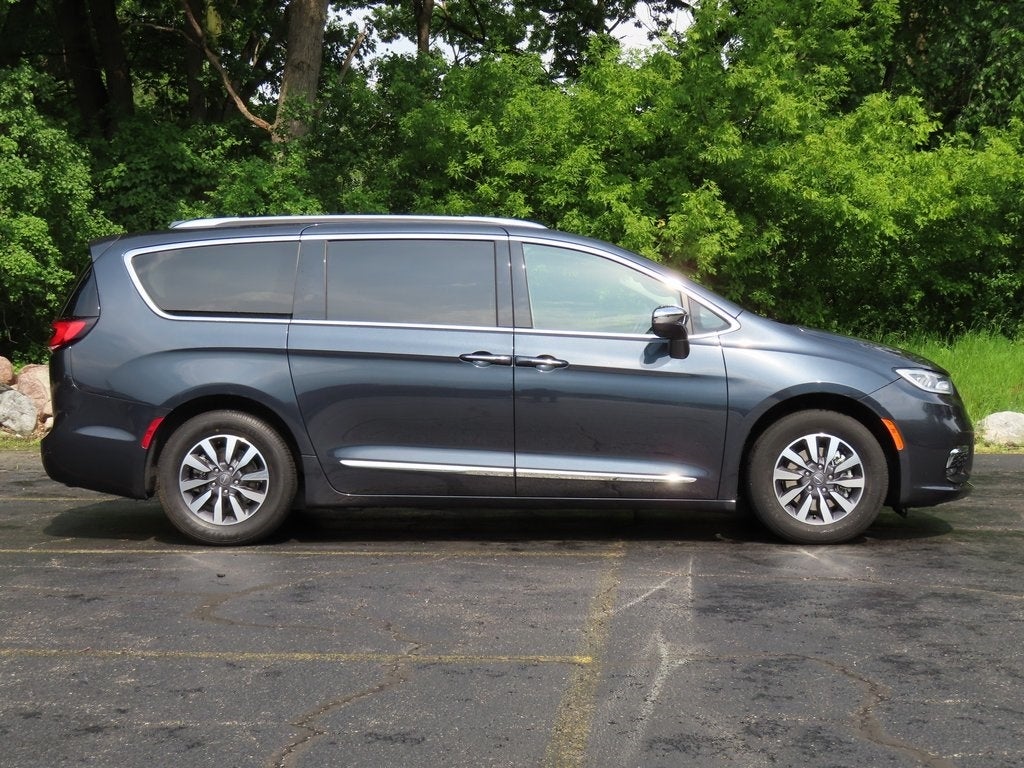 Used 2021 Chrysler Pacifica Hybrid Limited with VIN 2C4RC1S76MR540589 for sale in Oconomowoc, WI